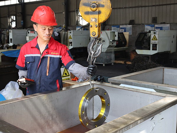 Selection of flanges for petrochemical pipelines